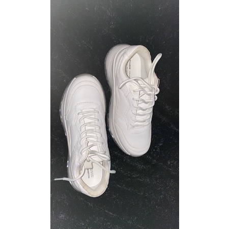 sepatu putih pull n bear