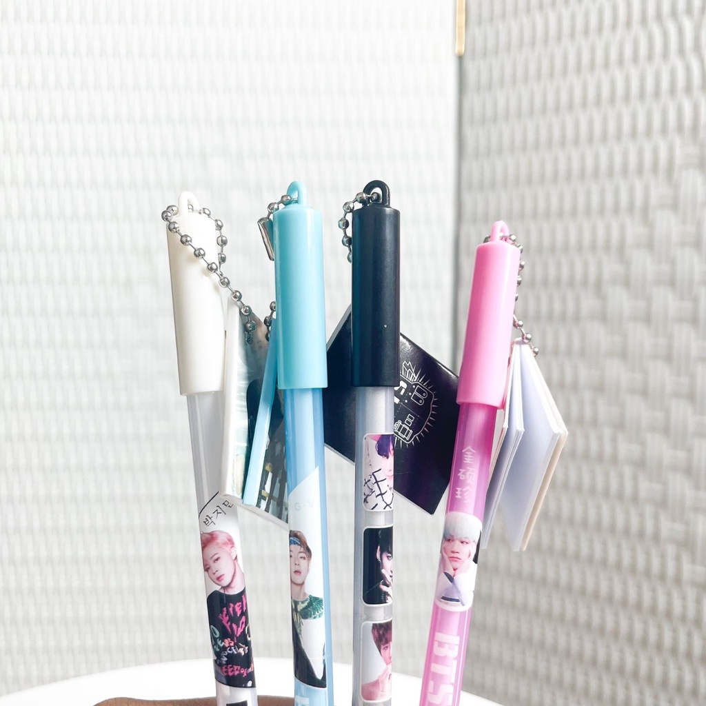 

PULPEN BTS GANTUNGAN BUKU GAMBAR WAJAH PERSONIL BTS LUCU UNIK TERMURAH PEN GEL KPOP ARMY TINTA HITAM ALAT TULIS STATIONARY IMUT