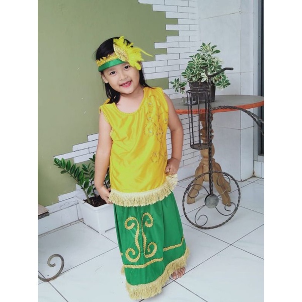 ampar-ampar pisang anak perempuan,baju adat anak kalimantan