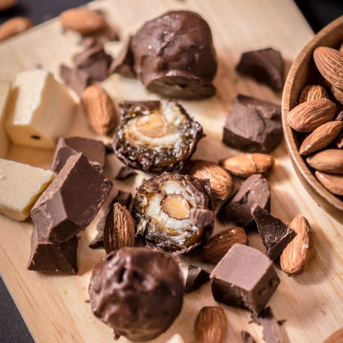 

COKLAT KURMA ALMOND KEJU