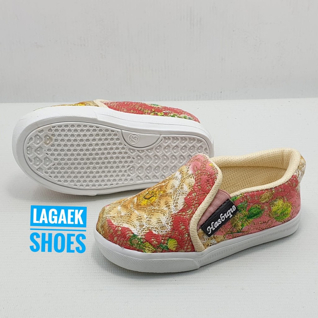 Sepatu Anak Perempuan Usia 3 4 Tahun Size 28 - 30  Slip On Bordir Bunga KREM - Sepatu Anak SALE