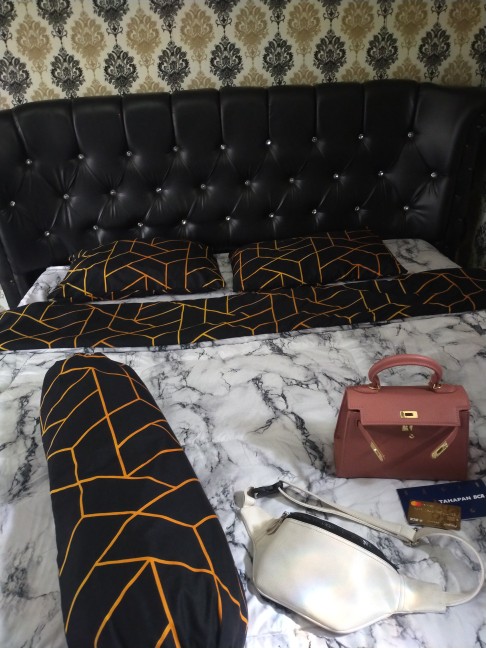 Signature Fata_bed Cover Monokrom Hitam Putih Uk.180x200/160x200