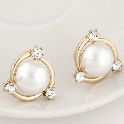 LRC Anting Tusuk Elegant White Pearl Decorated Simple Design A39078