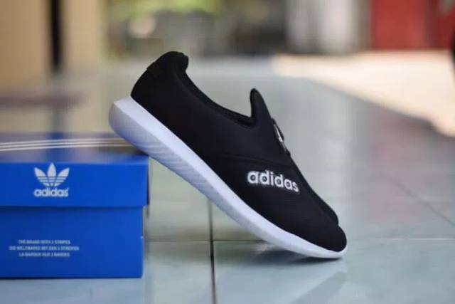 SEPATU SANTAI PRIA SLIP ON ADIDAS / SEPATU ADIDAS PRIA / HITAM