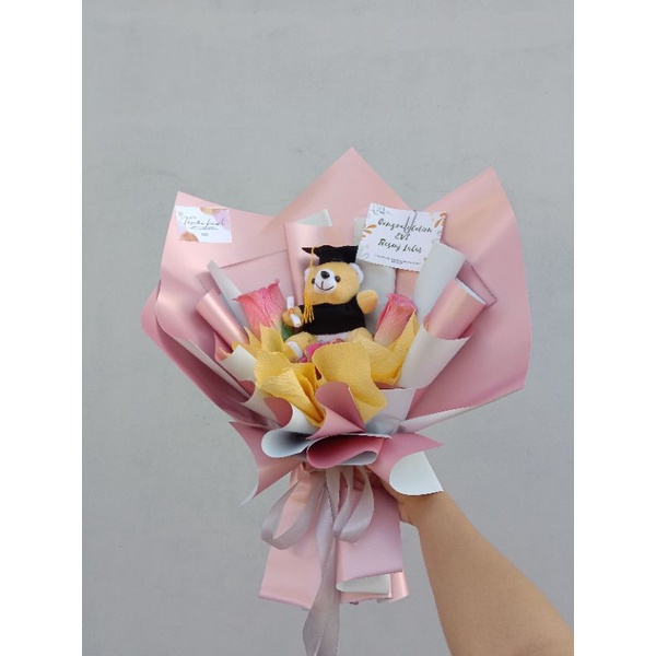 Buket Wisuda Murah Sidoarjo Kado Wisuda Murah Sidoarjo FREE Kartu Ucapan Pj : 55cm lebar : 42cm (1 b
