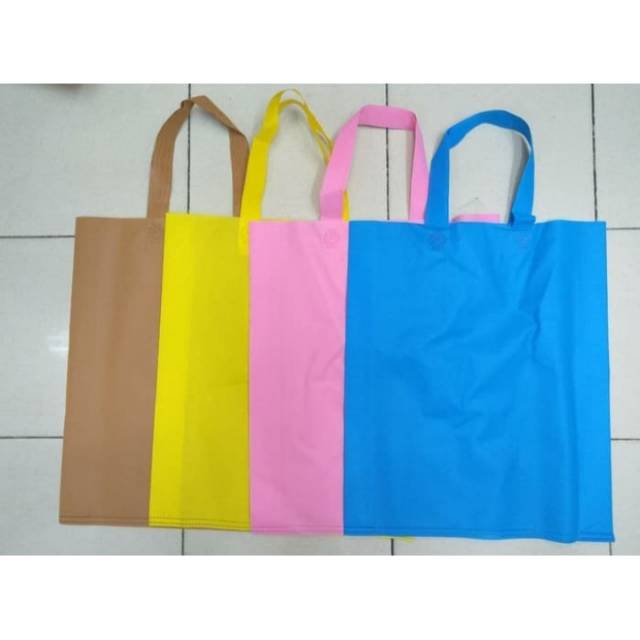 

Tas kain spunbond ukuran 38x45 / goodiebag polos / spunbon
