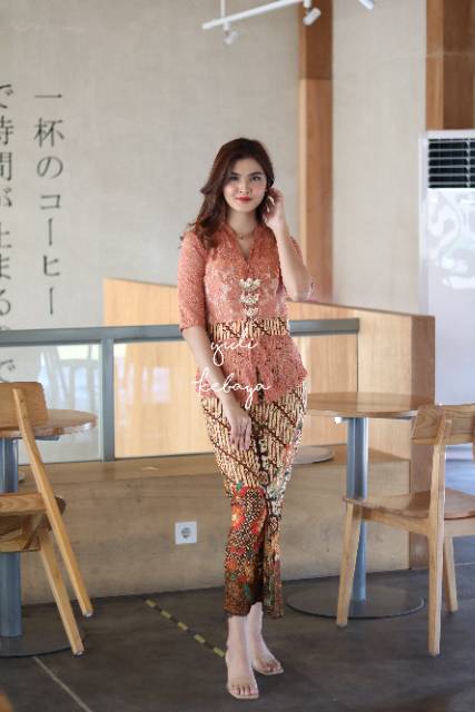 Set Kebaya Kartini dengan Rok Wiron
