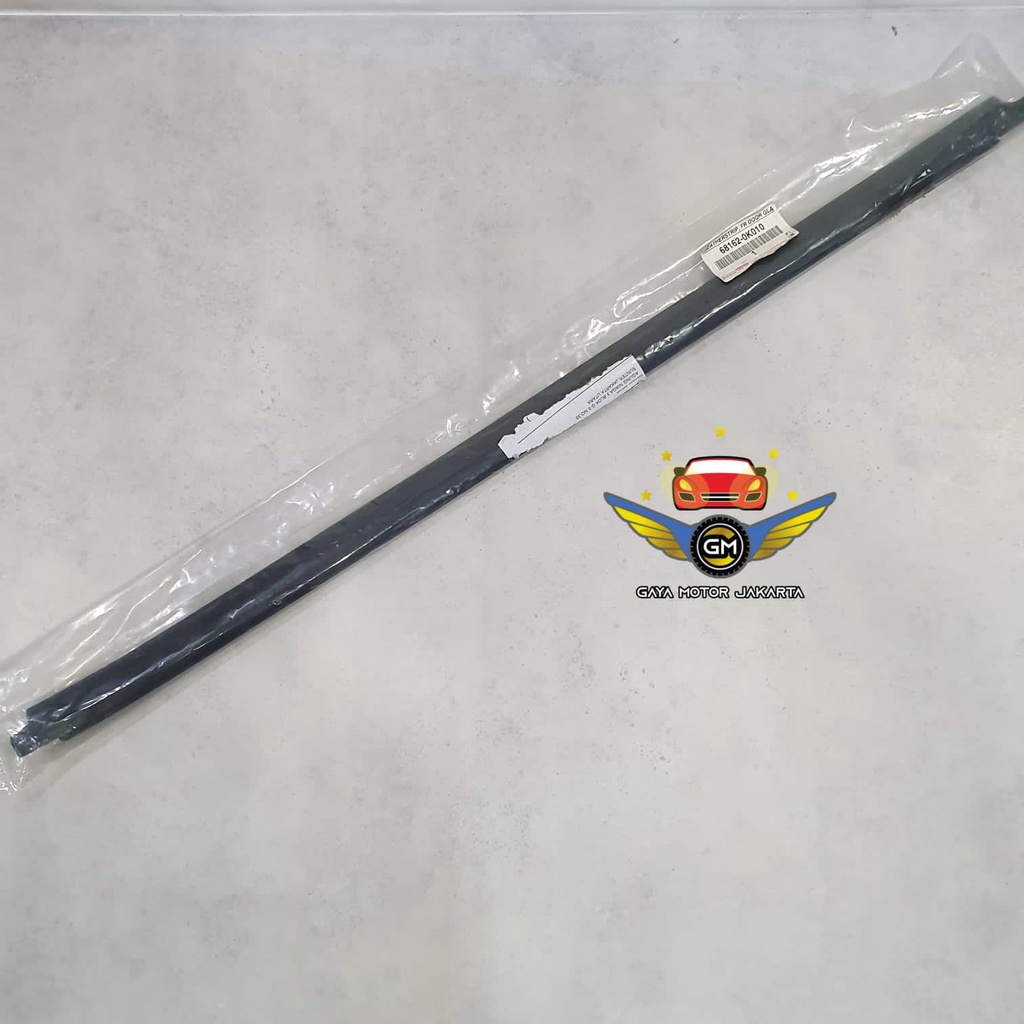 Pelipit Pintu Karet Kaca Luar Depan Kiri Fortuner Lama-Hilux Double Cabin 68162-0K010