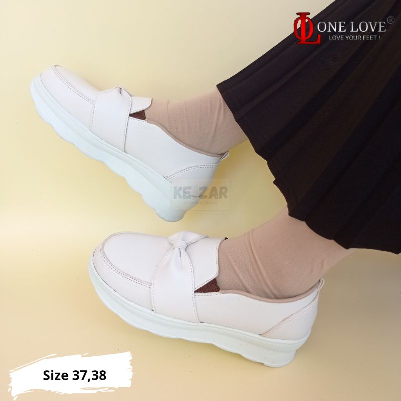 Sepatu wedges putih warna putih One Love sisi kanan kiri ada karetnya