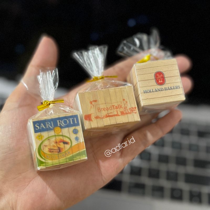 MINIATUR MAGNET TEMPELAN KULKAS SOUVENIR PRODUK ROTI TAWAR SARI ROTI DAN BREADTALK