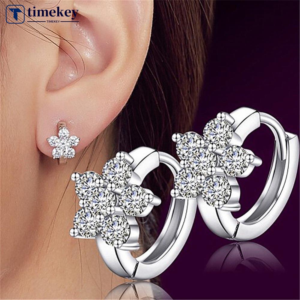 Timekey Anting Bulat Lapis Silver Desain Snowflake Hias Kristal Zircon Untuk Wanitahadiah A1K2