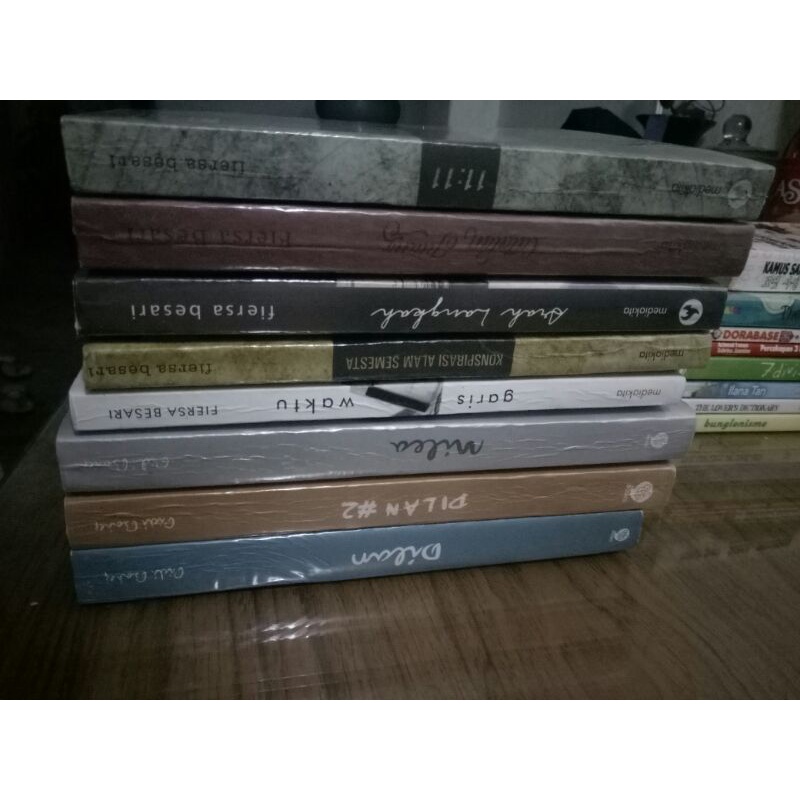 Buku Bekas / Novel Preloved / Novel Bekas / Novel Dilan / Komik Doraemon /UUD1945