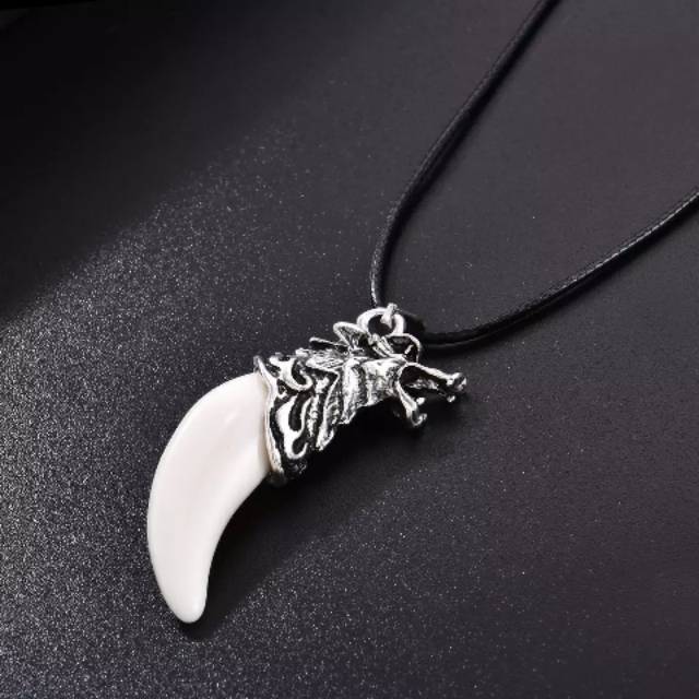 Kalung etnik taring serigala