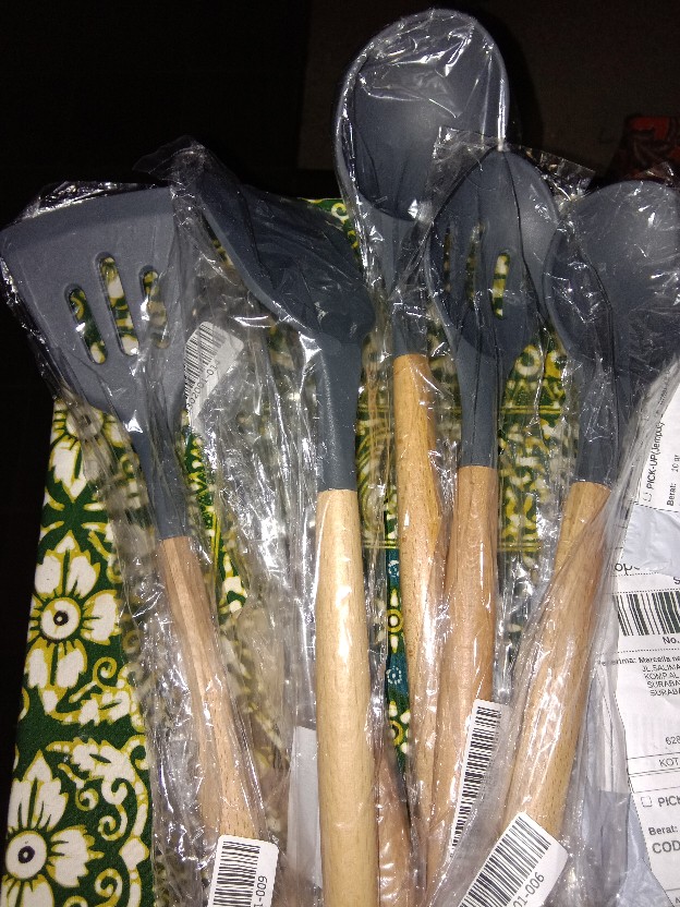 [banner] Spatula Bahan Silikon Dengan Gagang Kayu Untuk Memasak