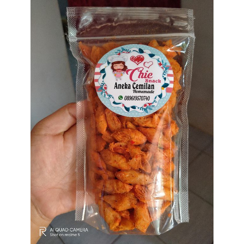 

Keripik Lumpia rasa original dan pedas gurih
