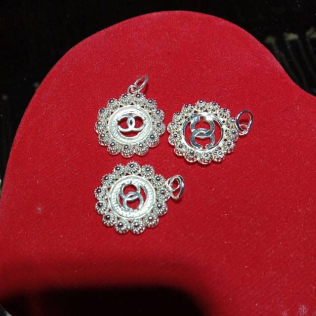 Liontin Chanel berbahan perak murni