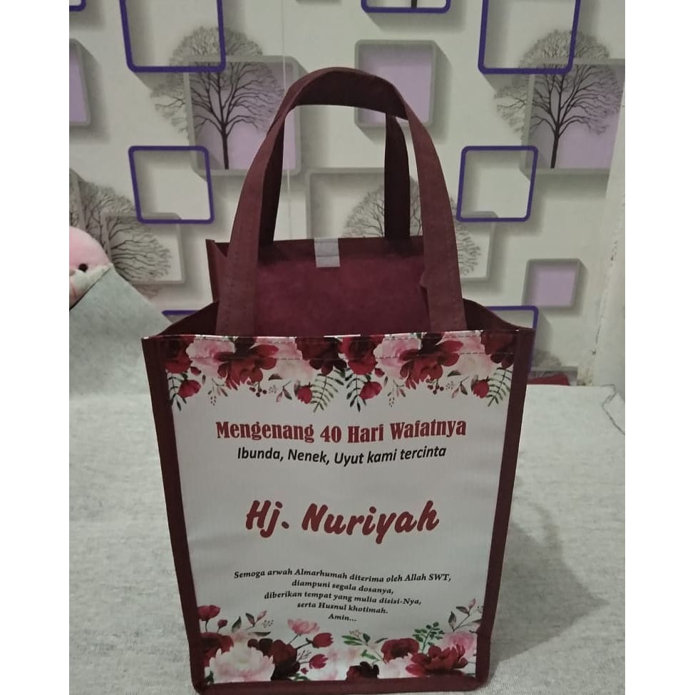 

Tas Souvenir memperigati orang meninggal