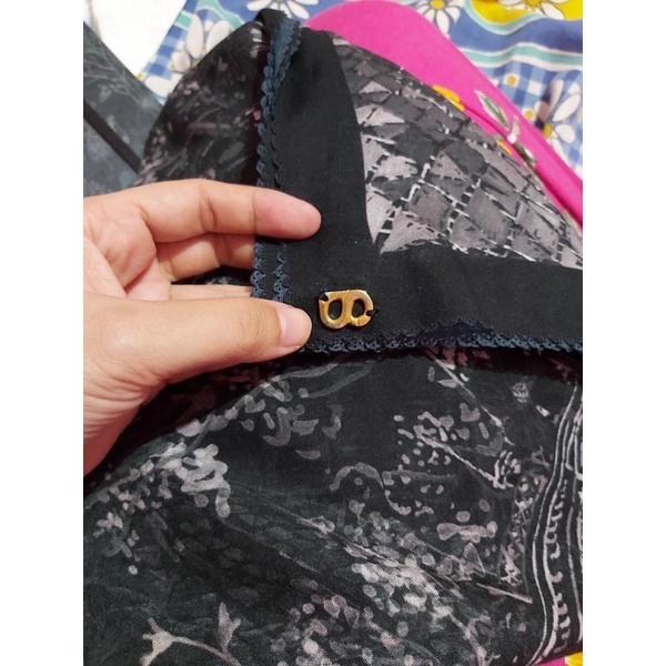 buttonscarves british black