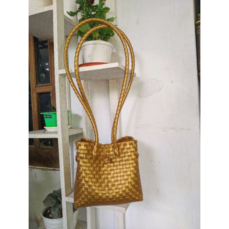 Tas anyaman Plastik Gold Premium tali panjang size S
