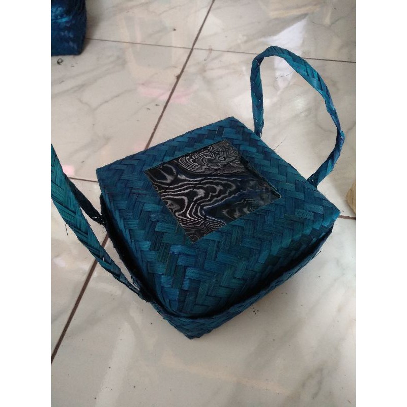 

besek warna tali