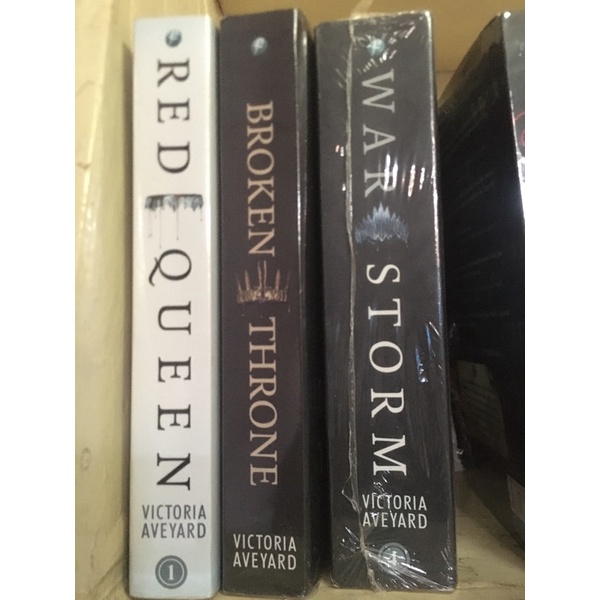 NOVEL PRELOVED ORIGINAL RED QUEEN BROKEN THRONE WAR STORM