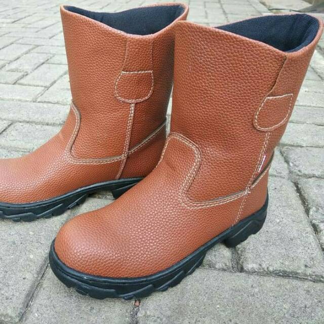 Sepatu safety boots proyek ujung besi