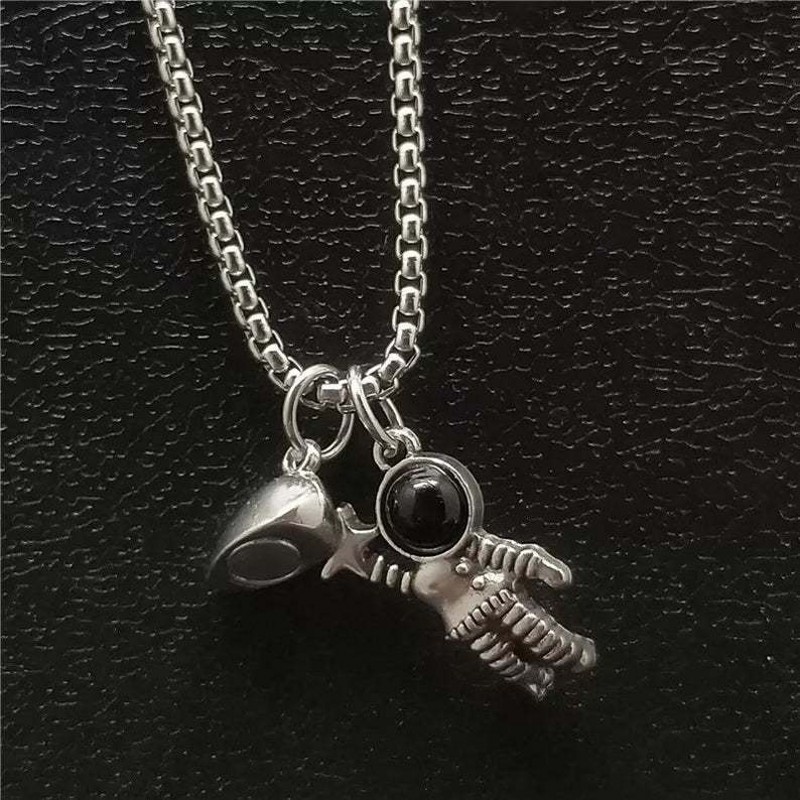 [Trendy Personality Spaceman Star Magnetic Couple Pendant Necklace] [Girls Vintage Metal Simple Chain Necklaces ] [Ladies Fashion Clavicle Necklace]