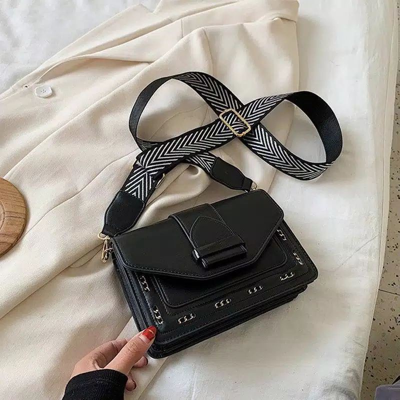 

Tas Korea Kotak Bergaris HITAM