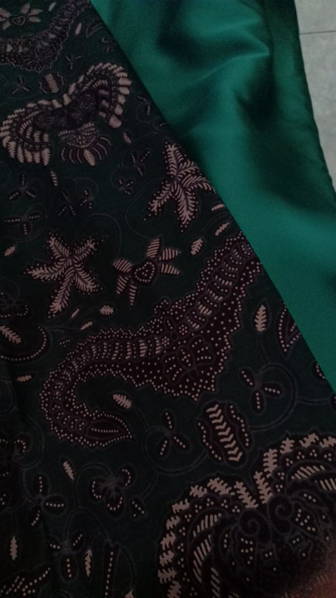 (best Seller) Kain Batik Solo (cabut Alusan) Motif Wahyu Tumurun Warna Dasar Hijau Botol