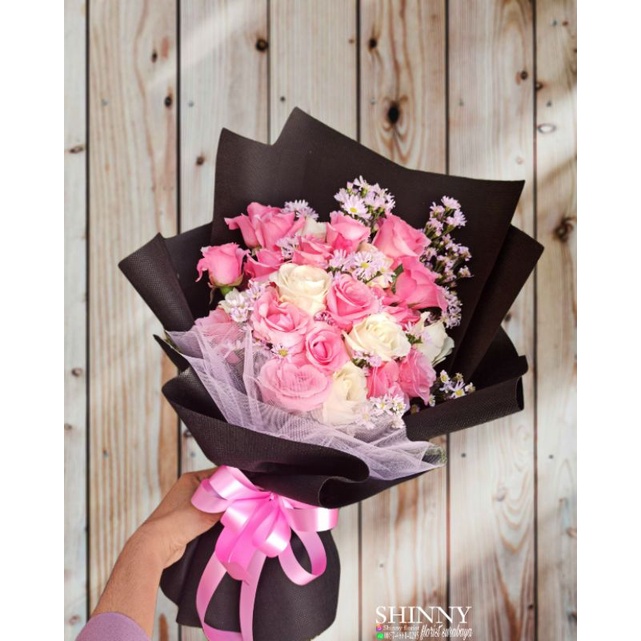 buket wisuda surabaya/buket ultah/buket valentine/buket mawar/mawar pink putih/buket mawar pink/buke