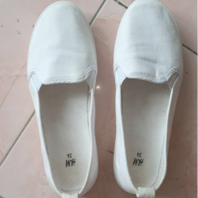 sepatu hnm putih