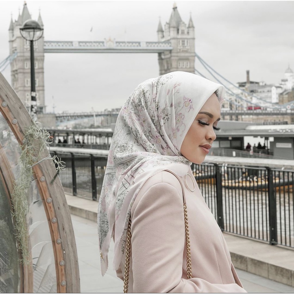 BUTTONSCARVES The British Series -White