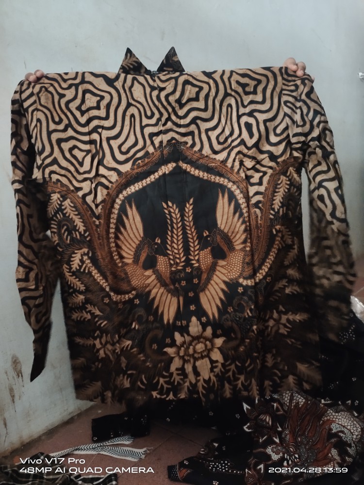 Gurdo Pari Kemeja Batik Pria Reguler Fit Lengan Panjang Modern Motif Roda Gila