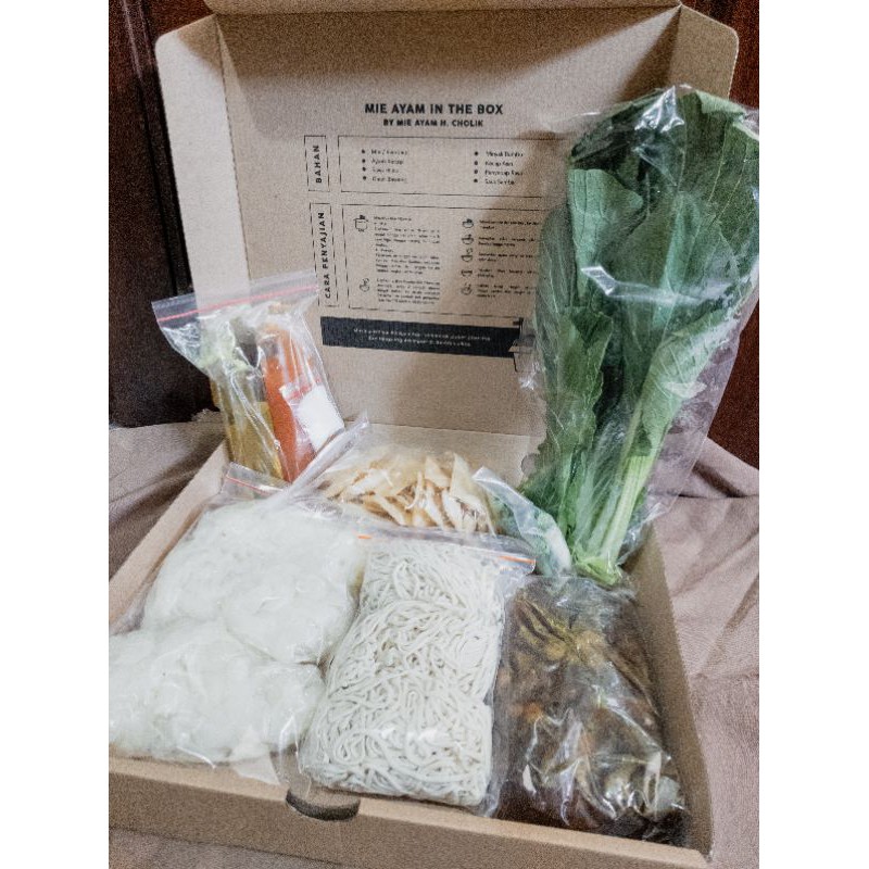 

MIX BIG BOX (3porsi Mie & 3porsi kwetiau)