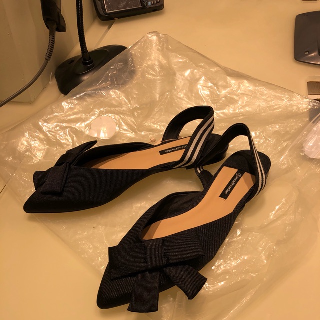Sepatu sandal stradivarius