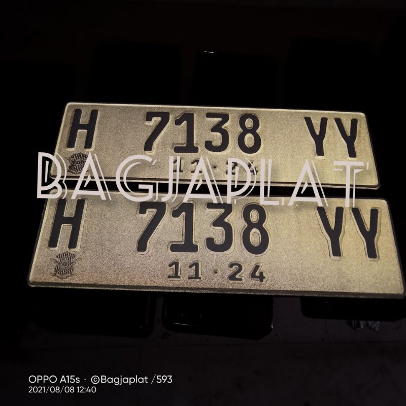plat mobil reflektif