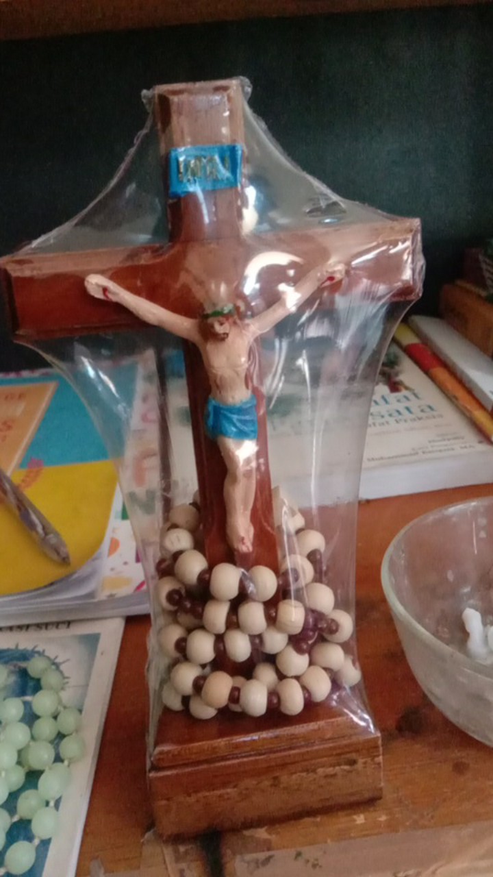 Souvenir Katolik Salib Duduk 15 Cm + Rosario / Salib Meja Katolik / Salib Patng Yesus