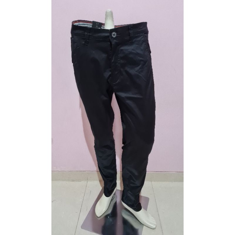 Celana Panjang Chinos Hitam Lee Conti