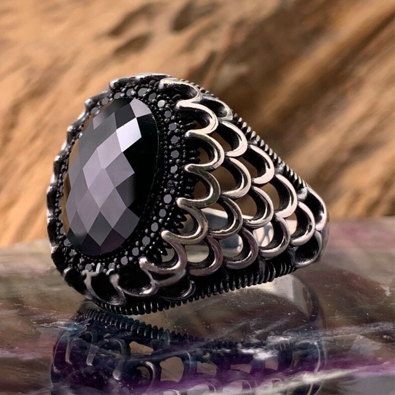Cincin Bahan Titanium Steel Warna Silver Hias Batu Permata Kristal Hitam Gaya Vintage Untuk Pria