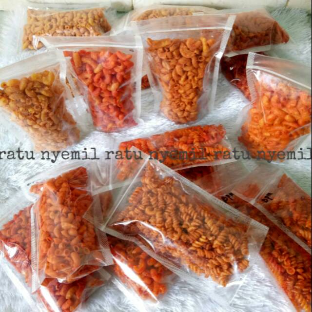 

Camilan makaroni pipa dan makaroni spiral bantet berbagai varian rasa