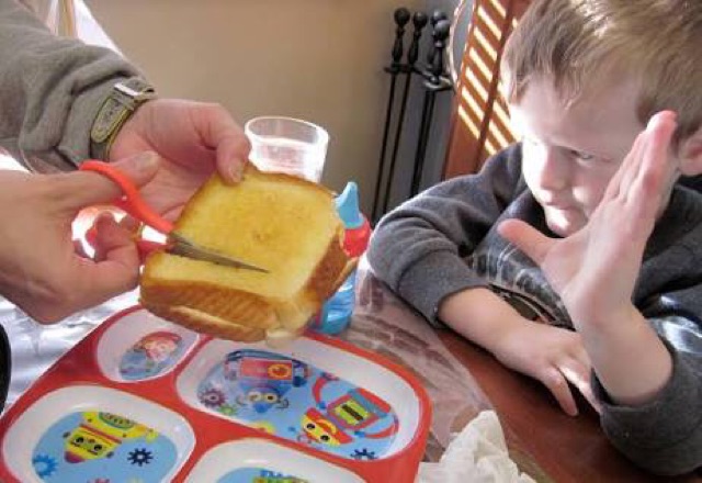 Tiny bites food shears gunting makanan