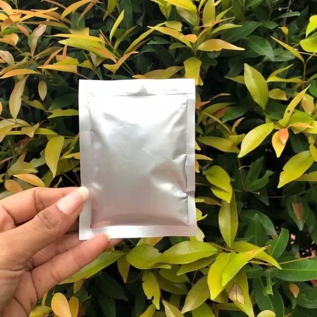 Masker organik 15 gram kemasan aluminium foil sachet.