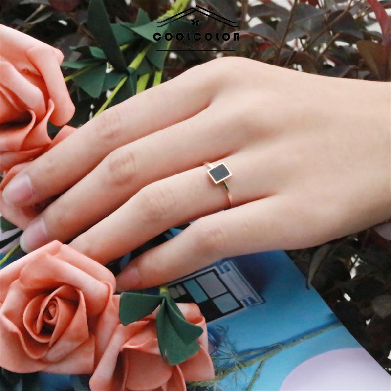 COD❤️Cincin Titanium Wanita Anti Karat Dan Anti Luntur Fashion Kotak Hitam Pola Mawar Emas Stainless Hitam Unisex  Aksesoris- cl