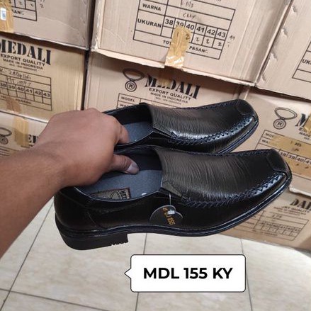 Sepatu kulit pria pantofel sepatu kerja formal tampil lebih keren