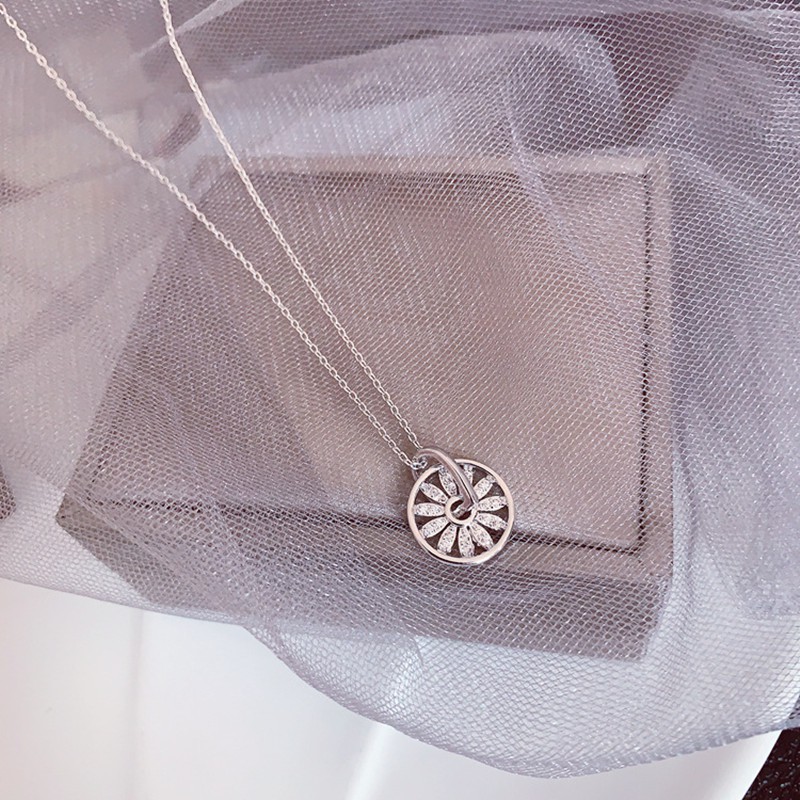 Kalung Rantai Klavikula Hias Liontin Model Hollow Dapat Diputar