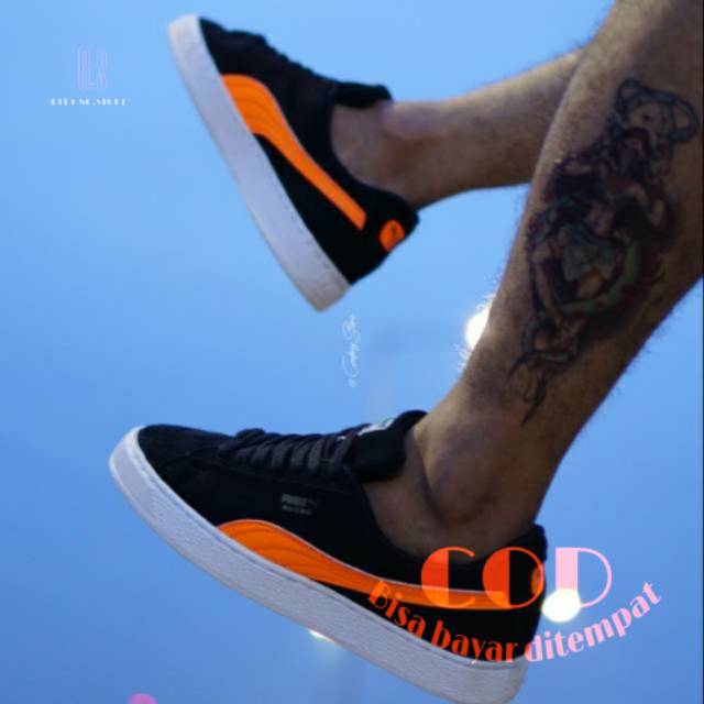 SEPATU PUMA SUEDE BLACK ORANYE BNIB ORIGINAL IMDOMSIA/SNEAKERS PUMA/SNEAKERS PRIA WANITA