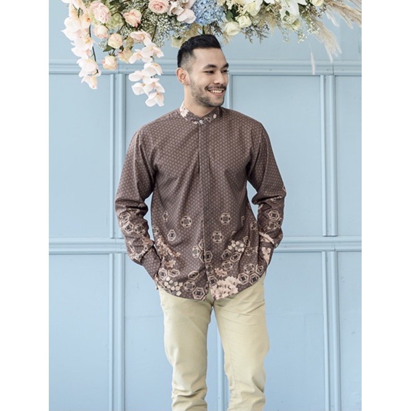 Laksamana Caviar Size M Wearing Klamby