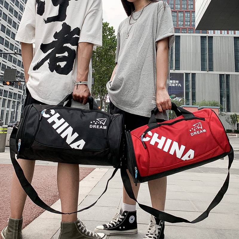 Puma challenger duffel bag m. Стильная спортивная сумка женская. Спортивная сумка для девочки. Domyos сумка для фитнеса. Родители ани решили подарить ей спортивную сумку.