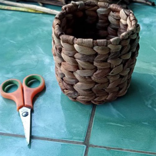 

Tempat pensil/pot bunga enceng gondok