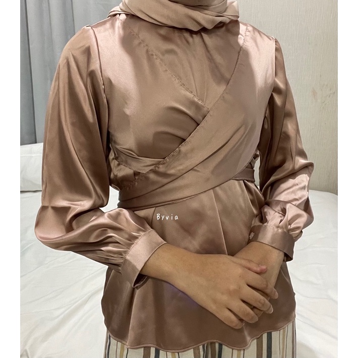 Byvia - Gianna Satin Blouse / Blouse Satin / Satin Top